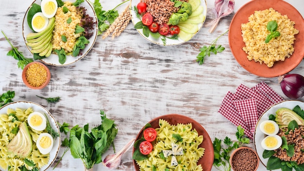 Zestaw potraw na drewnianym stole